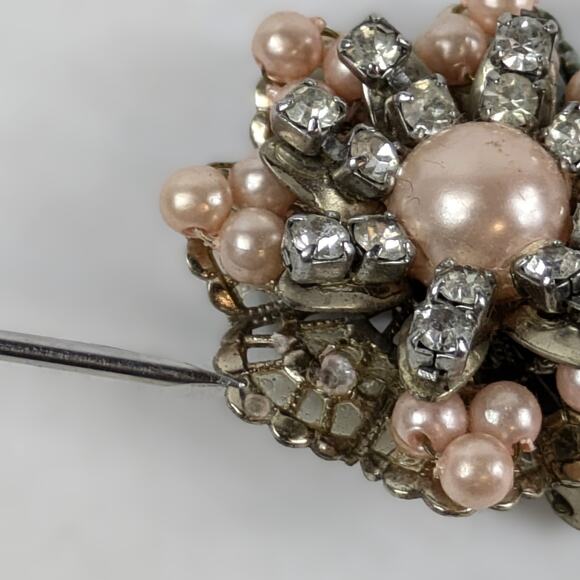 Vintage Pink Faux Pearl Scarf Dress Clip Rhinestone Floral Mid-Century Jewelry - Picture 4 of 5
